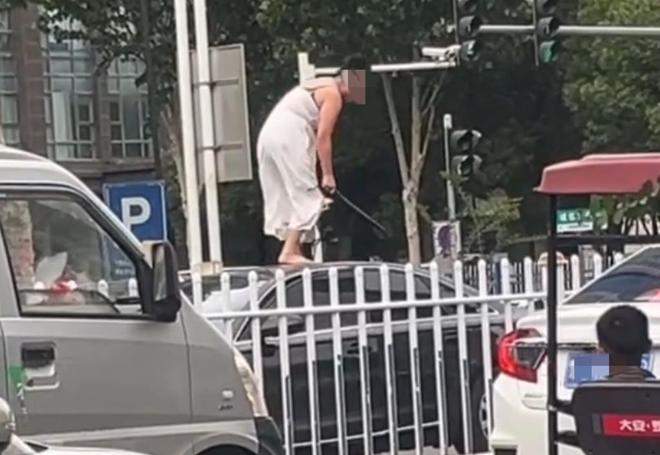 轿车通报：系精神病发作家属愿意承担赔偿pg电子试玩平台女子持械当街打砸多辆