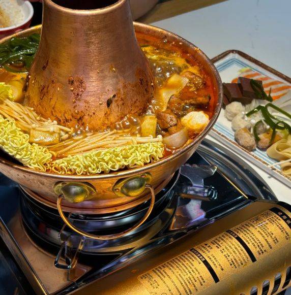 方豪爽遇上川渝的麻辣鲜香pg电子沧州火锅鸡：当北(图2)