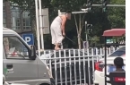 轿车通报：系精神病发作家属愿意承担赔偿p